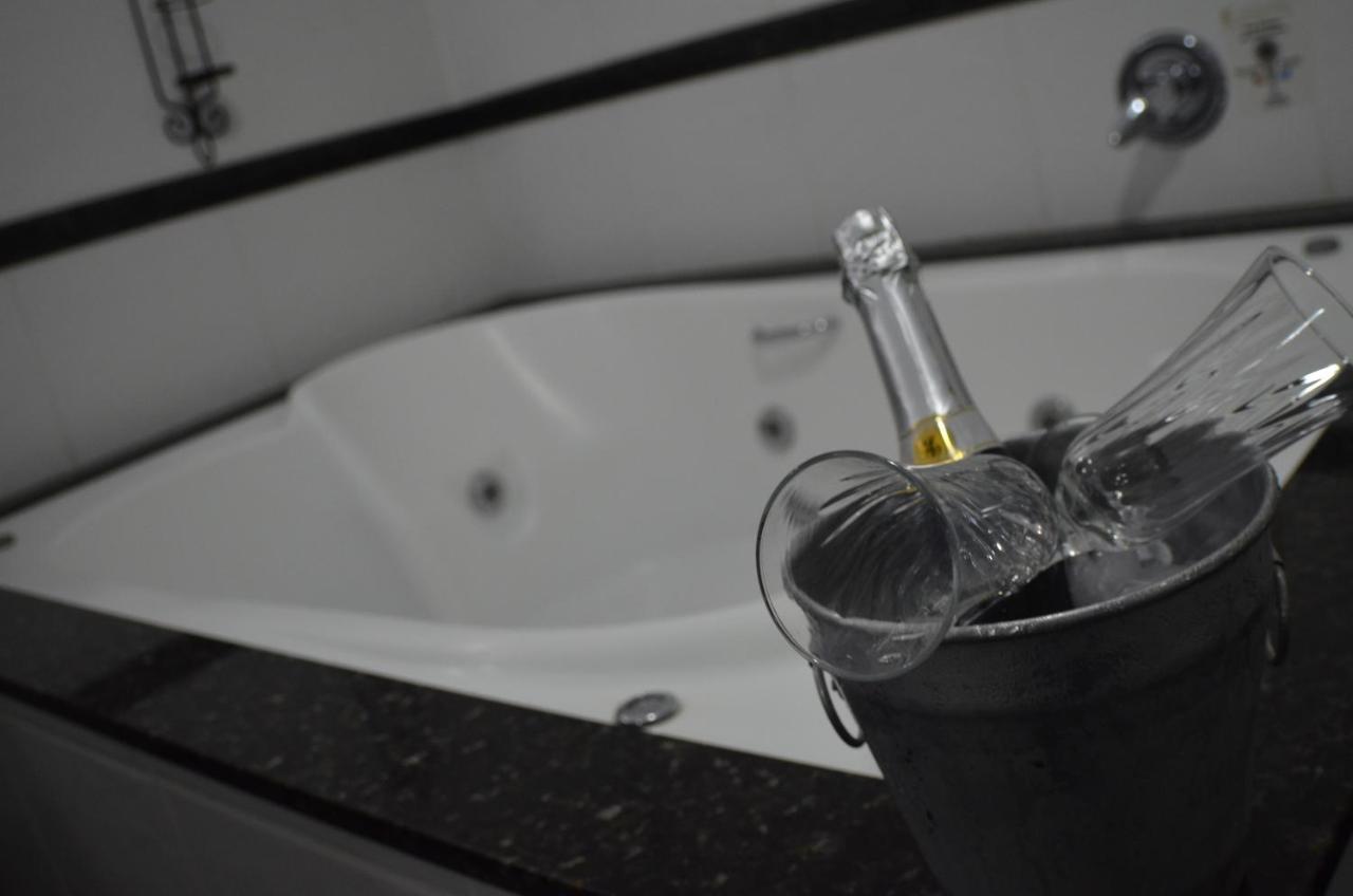 康斯坦丁诺艾文托斯酒店 尤西德福拉 外观 照片 A bottle of champagne in a champagne bucket