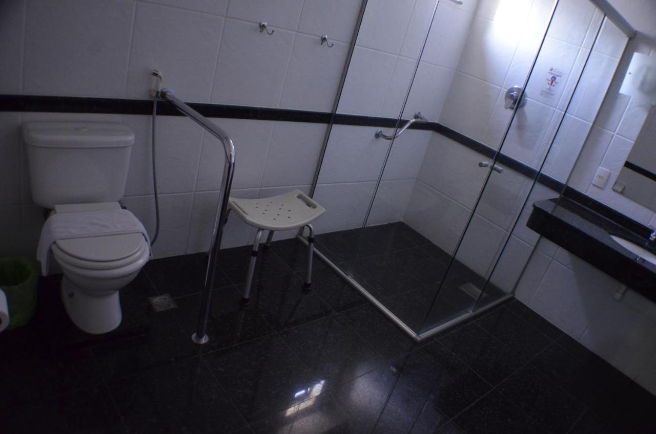 康斯坦丁诺艾文托斯酒店 尤西德福拉 外观 照片 Bathroom with a shower seat